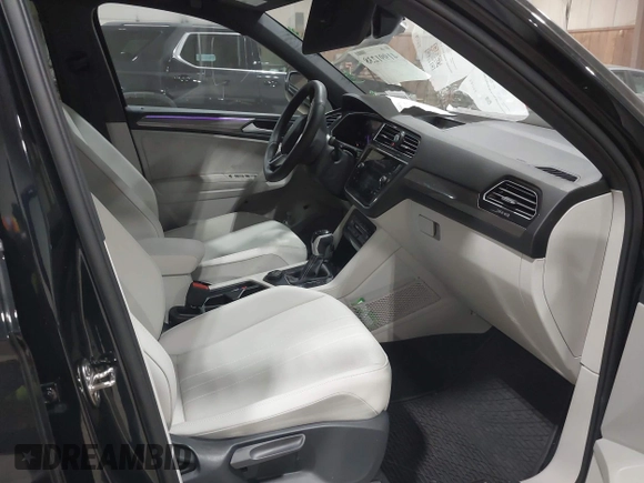 2024 Volkswagen Tiguan SE R-Line Black with VIN 3VV8B7AX8RM103700, listed as a IAAI auction lot 41991238 with 5,084 mi miles and . Bid and sale history available at DreamBid. Image 5.