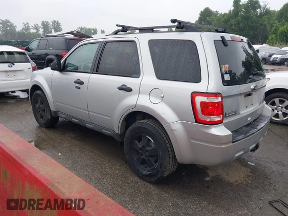 2011 Ford Escape XLT z VIN 1FMCU9DG5BKB13765, wystawiony jako IAAI lot #42458372 z przebiegiem 111 074 mil mil oraz . Historia ofert i sprzedaży dostępna na DreamBid. Obrazek 3.