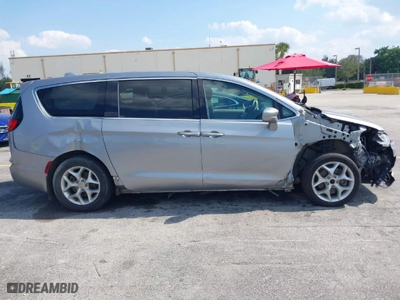 2019 Chrysler Pacifica Touring Plus with VIN 2C4RC1FG9KR589101, listed as a IAAI auction lot 42064175 with 125,832 mi miles. Bid and sale history available at carsss.com. Image 13.