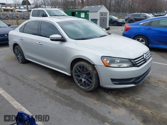 2013 Volkswagen Passat SE z VIN 1VWBP7A30DC115737, wystawiony jako IAAI lot #41626235 z przebiegiem 257 880 mil mil oraz . Historia ofert i sprzedaży dostępna na DreamBid. Obrazek 1.