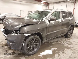 2021 Jeep Grand Cherokee 80th Anniversary z VIN 1C4RJFBG2MC736010, wystawiony jako IAAI lot #41355729 z przebiegiem 45 588 mil mil oraz . Historia ofert i sprzedaży dostępna na DreamBid. Obrazek 2.