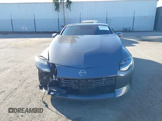 2024 Nissan Z Performance с VIN JN1BZ4BH6RM362352, выставлен на аукционе IAAI как лот 41141551 с пробегом 34 507 миль миль и . История ставок и продаж доступна на DreamBid. Изображение 13.