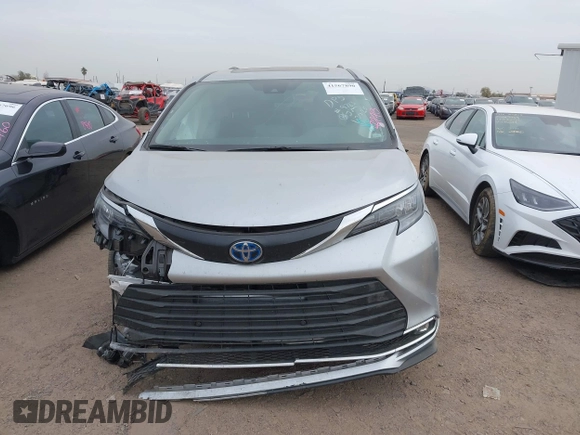 2024 Toyota Sienna XLE with VIN 5TDYRKEC3RS193861, listed as a IAAI auction lot 41567890 with 18,630 mi miles. Bid and sale history available at carsss.com. Image 12.