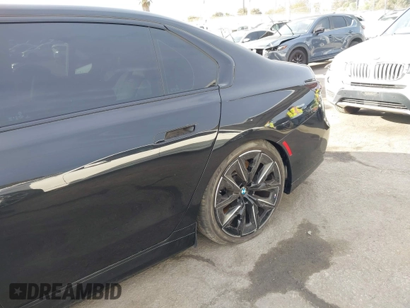 2023 BMW i7 xDrive60 z VIN WBY53EJ08PCN64169, wystawiony jako IAAI lot #40994066 z przebiegiem 6326 mil mil oraz . Historia ofert i sprzedaży dostępna na DreamBid. Obrazek 6.