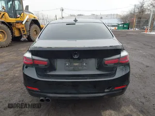 2015 BMW 3 Series 328i xDrive z VIN WBA3B5C55FF959652, wystawiony jako IAAI lot #41545937 z przebiegiem 101 637 mil mil oraz . Historia ofert i sprzedaży dostępna na DreamBid. Obrazek 16.