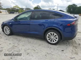 2016 Tesla Model X 70D z VIN 5YJXCBE27GF007972, wystawiony jako Copart lot #53945325 z przebiegiem 83 395 mil mil oraz Szkody całkowita. Historia ofert i sprzedaży dostępna na DreamBid. Obrazek 2.
