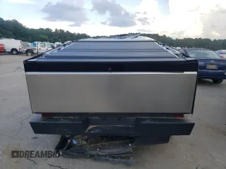2024 Tesla Cybertruck z VIN 7G2CEHED0RA013090, wystawiony jako Copart lot #61693744 z przebiegiem Nie podano mil oraz Szkoda całkowita • Salvage title. Historia ofert i sprzedaży dostępna na DreamBid. Obrazek 6.