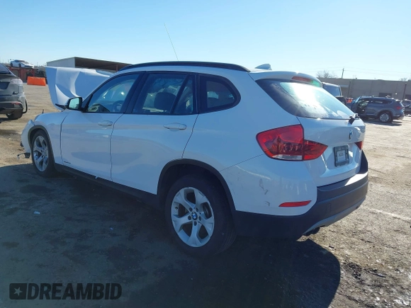 2015 BMW X1 sDrive28i z VIN WBAVM1C50FVZ94553, wystawiony jako IAAI lot #41321995 z przebiegiem Nie podano mil oraz . Historia ofert i sprzedaży dostępna na DreamBid. Obrazek 3.