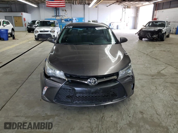2017 Toyota Camry XLE z VIN 4T1BF1FK1HU721157, wystawiony jako Copart lot #55772635 z przebiegiem 178 665 mil mil oraz Szkoda całkowita • Salvage title. Historia ofert i sprzedaży dostępna na DreamBid. Obrazek 5.