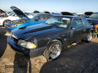 1993 Ford Mustang z VIN 1FACP40E5PF134317, wystawiony jako Copart lot #77322724 z przebiegiem 96 493 mil mil oraz Nie do naprawy • Non repairable. Historia ofert i sprzedaży dostępna na DreamBid. Obrazek 1.