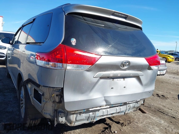 2012 Toyota Sienna XLE AAS z VIN 5TDYK3DC7CS277944, wystawiony jako IAAI lot #41311855 z przebiegiem 224 239 mil mil oraz . Historia ofert i sprzedaży dostępna na DreamBid. Obrazek 18.