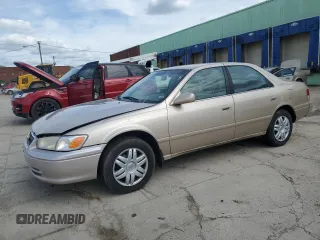 2001 Toyota Camry CE z VIN 4T1BG22K61U765881, wystawiony jako Copart lot #56186975 z przebiegiem 159 817 mil mil oraz Czysty tytuł • Clean title. Historia ofert i sprzedaży dostępna na DreamBid. Obrazek 1.