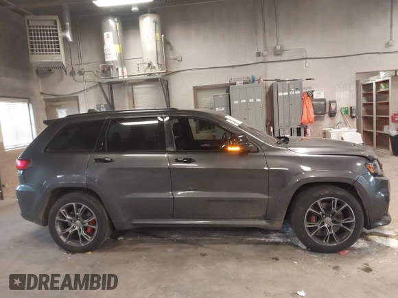 2018 Jeep Grand Cherokee SRT z VIN 1C4RJFDJ6JC432683, wystawiony jako IAAI lot #41971436 z przebiegiem 113 078 mil mil oraz . Historia ofert i sprzedaży dostępna na DreamBid. Obrazek 12.