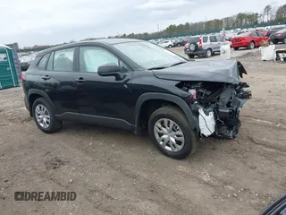 2025 Toyota Corolla Cross L z VIN 7MUAAABG5SV124532, wystawiony jako IAAI lot #42021771 z przebiegiem 7 mil mil oraz . Historia ofert i sprzedaży dostępna na DreamBid. Obrazek 1.