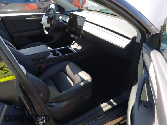 2024 Tesla Model Y z VIN 7SAYGDED4RF115252, wystawiony jako IAAI lot #42302658 z przebiegiem 7 365 mil mil oraz . Historia ofert i sprzedaży dostępna na DreamBid. Obrazek 5.