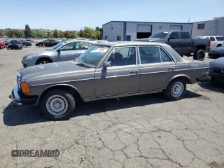 1984 Mercedes-Benz 300 D z VIN WDBAB33A2EA034753, wystawiony jako Copart lot #61304335 z przebiegiem 172 402 mil mil oraz Czysty tytuł • Clean title. Historia ofert i sprzedaży dostępna na DreamBid. Obrazek 1.