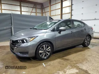 2024 Nissan Versa SV z VIN 3N1CN8EV8RL897654, wystawiony jako Copart lot #60591985 z przebiegiem 23 187 mil mil oraz Czysty tytuł • Clean title. Historia ofert i sprzedaży dostępna na DreamBid. Obrazek 1.