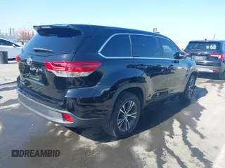 2018 Toyota Highlander LE z VIN 5TDZZRFH3JS252287, wystawiony jako IAAI lot #42216207 z przebiegiem 104 340 mil mil oraz . Historia ofert i sprzedaży dostępna na DreamBid. Obrazek 4.