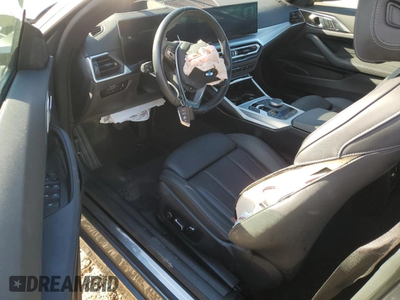 2024 BMW 4 Series 430i z VIN WBA23AT07RCR83768, wystawiony jako Copart lot #81619294 z przebiegiem Nie podano mil oraz Czysty tytuł • Clean title. Historia ofert i sprzedaży dostępna na DreamBid. Obrazek 8.