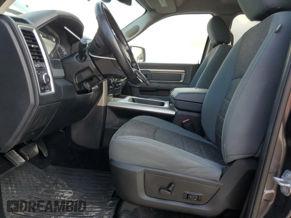 2017 Ram 1500 Big Horn z VIN 1C6RR7LG0HS670668, wystawiony jako Copart lot #43555905 z przebiegiem 77 048 mil mil oraz Szkoda całkowita • Salvage title. Historia ofert i sprzedaży dostępna na DreamBid. Obrazek 7.