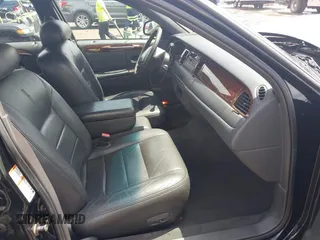 2001 Lincoln Town Car Executive z VIN 1LNHM81W21Y703011, wystawiony jako IAAI lot #42211369 z przebiegiem 188 000 mil mil oraz . Historia ofert i sprzedaży dostępna na DreamBid. Obrazek 5.
