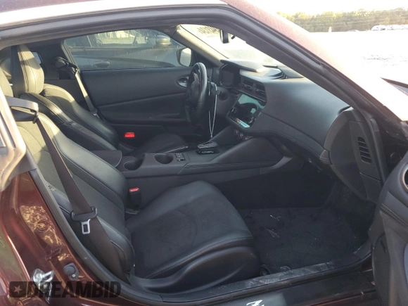 2023 Nissan Z Performance z VIN JN1BZ4BH8PM311058, wystawiony jako Copart lot #74943134 z przebiegiem 26 419 mil mil oraz Czysty tytuł • Clean title. Historia ofert i sprzedaży dostępna na DreamBid. Obrazek 10.