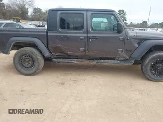 2020 Jeep Gladiator Sport S with VIN 1C6HJTAG2LL151865, listed as a IAAI auction lot 41649805 with 117,093 mi miles. Bid and sale history available at carsss.com. Image 6.