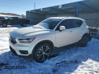 2022 Volvo XC40 Inscription z VIN YV4162UL7N2758140, wystawiony jako Copart lot #43525065 z przebiegiem 22 637 mil mil oraz Szkoda całkowita • Salvage title. Historia ofert i sprzedaży dostępna na DreamBid. Obrazek 1.