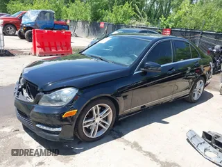 2013 Mercedes-Benz C 300 Sport z VIN WDDGF8AB0DR292722, wystawiony jako IAAI lot #42270735 z przebiegiem 113 119 mil mil oraz . Historia ofert i sprzedaży dostępna na DreamBid. Obrazek 19.