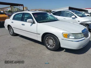 2000 Lincoln Town Car Signature с VIN 1LNHM82W7YY798951, выставлен на аукционе IAAI как лот 42431874 с пробегом 191 007 миль миль и . История ставок и продаж доступна на DreamBid. Изображение 1.