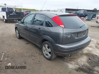 2007 Ford Focus S z VIN 1FAFP37N07W343784, wystawiony jako IAAI lot #42036642 z przebiegiem 223 104 mil mil oraz . Historia ofert i sprzedaży dostępna na DreamBid. Obrazek 3.