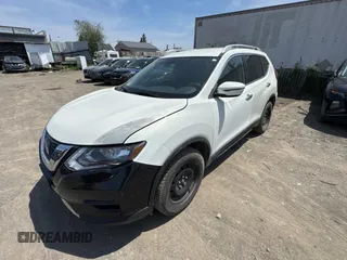 2020 Nissan Rogue SV z VIN 5N1AT2MV3LC757373, wystawiony jako Copart lot #61394125 z przebiegiem 122 837 mil mil oraz Czysty tytuł • Clean title. Historia ofert i sprzedaży dostępna na DreamBid. Obrazek 2.