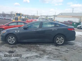 2016 Kia Optima LX z VIN 5XXGT4L34GG020666, wystawiony jako IAAI lot #41406265 z przebiegiem 173 645 mil mil oraz . Historia ofert i sprzedaży dostępna na DreamBid. Obrazek 14.