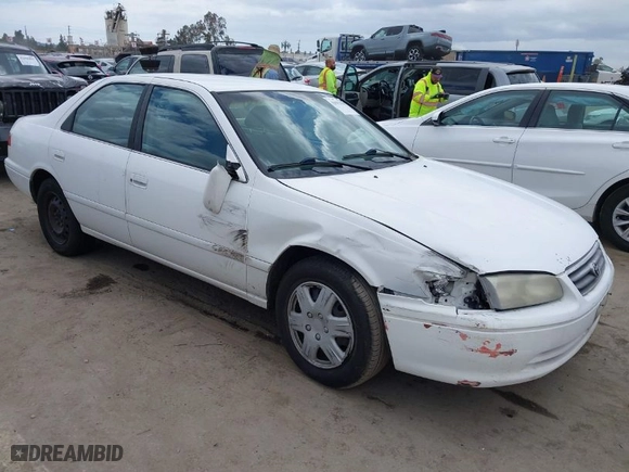 2000 Toyota Camry CE with VIN JT2BG22K0Y0430680, listed as a IAAI auction lot 42047038 with 195,572 mi miles. Bid and sale history available at carsss.com. Image 1.