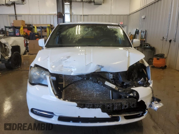 2014 Chrysler Town & Country S with VIN 2C4RC1HG0ER472251, listed as a Copart auction lot 42042705 with 89,303 mi miles and Clean Title. Bid and sale history available at carsss.com. Image 5.