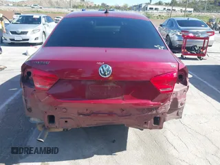 2015 Volkswagen Passat Limited Edition Edition z VIN 1VWAT7A3XFC117991, wystawiony jako IAAI lot #41947059 z przebiegiem 111 981 mil mil oraz . Historia ofert i sprzedaży dostępna na DreamBid. Obrazek 6.
