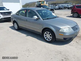 2004 Volkswagen Passat Sedan GLS with VIN WVWPD63BX4P205115, listed as a IAAI auction lot 42039738 with 195,817 mi miles. Bid and sale history available at carsss.com. Image 1.