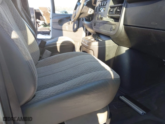 2009 GMC Savana Cargo Van with VIN 1GTGG25C591106833, listed as a IAAI auction lot 41381092 with 380,569 mi miles. Bid and sale history available at carsss.com. Image 5.