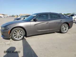 2015 Dodge Charger SXT z VIN 2C3CDXHG2FH825297, wystawiony jako Copart lot #57239865 z przebiegiem 112 477 mil mil oraz Szkody całkowita. Historia ofert i sprzedaży dostępna na DreamBid. Obrazek 1.