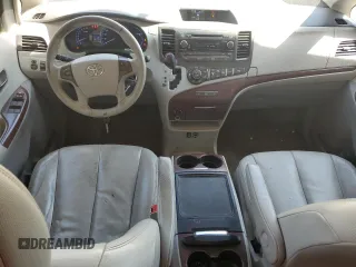 2013 Toyota Sienna XLE с VIN 5TDDK3DC9DS052022, выставлен на аукционе Copart как лот 62444725 с пробегом 241 187 миль миль и Списание • Salvage title. История ставок и продаж доступна на DreamBid. Изображение 8.