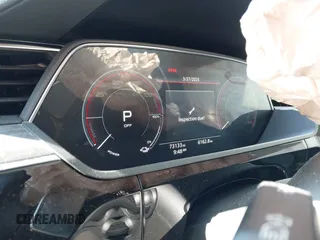 2021 Audi e-tron Premium Plus z VIN WA1LAAGE3MB018496, wystawiony jako IAAI lot #41898780 z przebiegiem 73 133 mil mil oraz . Historia ofert i sprzedaży dostępna na DreamBid. Obrazek 7.