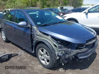 2014 Chevrolet Cruze 1LT z VIN 1G1PC5SB2E7205747, wystawiony jako IAAI lot #42176007 z przebiegiem 147 786 mil mil oraz . Historia ofert i sprzedaży dostępna na DreamBid. Obrazek 1.