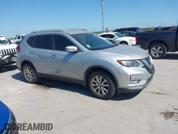 2017 Nissan Rogue SV z VIN 5N1AT2MN5HC730098, wystawiony jako IAAI lot #42033390 z przebiegiem 91 755 mil mil oraz . Historia ofert i sprzedaży dostępna na DreamBid. Obrazek 13.