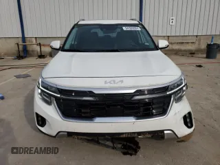 2024 Kia Seltos SX z VIN KNDETCA7XR7563829, wystawiony jako Copart lot #84300884 z przebiegiem 11 982 mil mil oraz Szkoda całkowita • Salvage title. Historia ofert i sprzedaży dostępna na DreamBid. Obrazek 5.