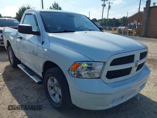 2018 Ram 1500 Tradesman z VIN 3C6JR7AGXJG210530, wystawiony jako IAAI lot #42522902 z przebiegiem 83 546 mil mil oraz . Historia ofert i sprzedaży dostępna na DreamBid. Obrazek 1.