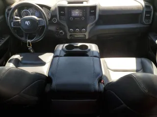 2021 Ram 1500 Tradesman z VIN 1C6RRFCG4MN697360, wystawiony jako Copart lot #59112125 z przebiegiem 97 327 mil mil oraz Czysty tytuł • Clean title. Historia ofert i sprzedaży dostępna na DreamBid. Obrazek 8.