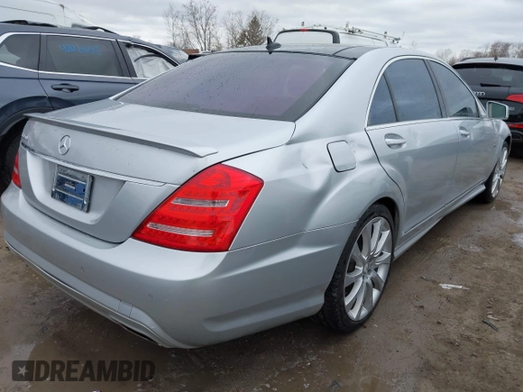 2012 Mercedes-Benz S 550 z VIN WDDNG7DB2CA456186, wystawiony jako IAAI lot #42027448 z przebiegiem 76 997 mil mil oraz . Historia ofert i sprzedaży dostępna na DreamBid. Obrazek 4.