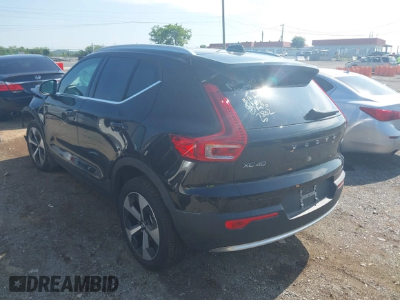 2025 Volvo XC40 Core Bright Theme with VIN YV4L12UJ0S2507803, listed as a IAAI auction lot 42551329 with 6,066 mi miles and . Bid and sale history available at DreamBid. Image 3.