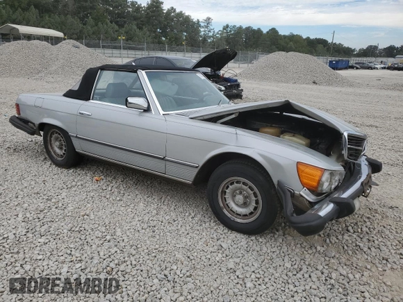1982 Mercedes-Benz 380 SL z VIN WDBBA45A0CB014230, wystawiony jako Copart lot #71148724 z przebiegiem 133 903 mil mil oraz Nie do naprawy • Non repairable. Historia ofert i sprzedaży dostępna na DreamBid. Obrazek 4.
