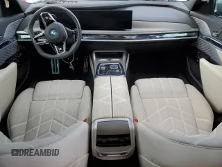 2023 BMW i7 xDrive60 z VIN WBY53EJ0XPCL55905, wystawiony jako Copart lot #46394144 z przebiegiem Nie podano mil oraz Szkody całkowita. Historia ofert i sprzedaży dostępna na DreamBid. Obrazek 8.